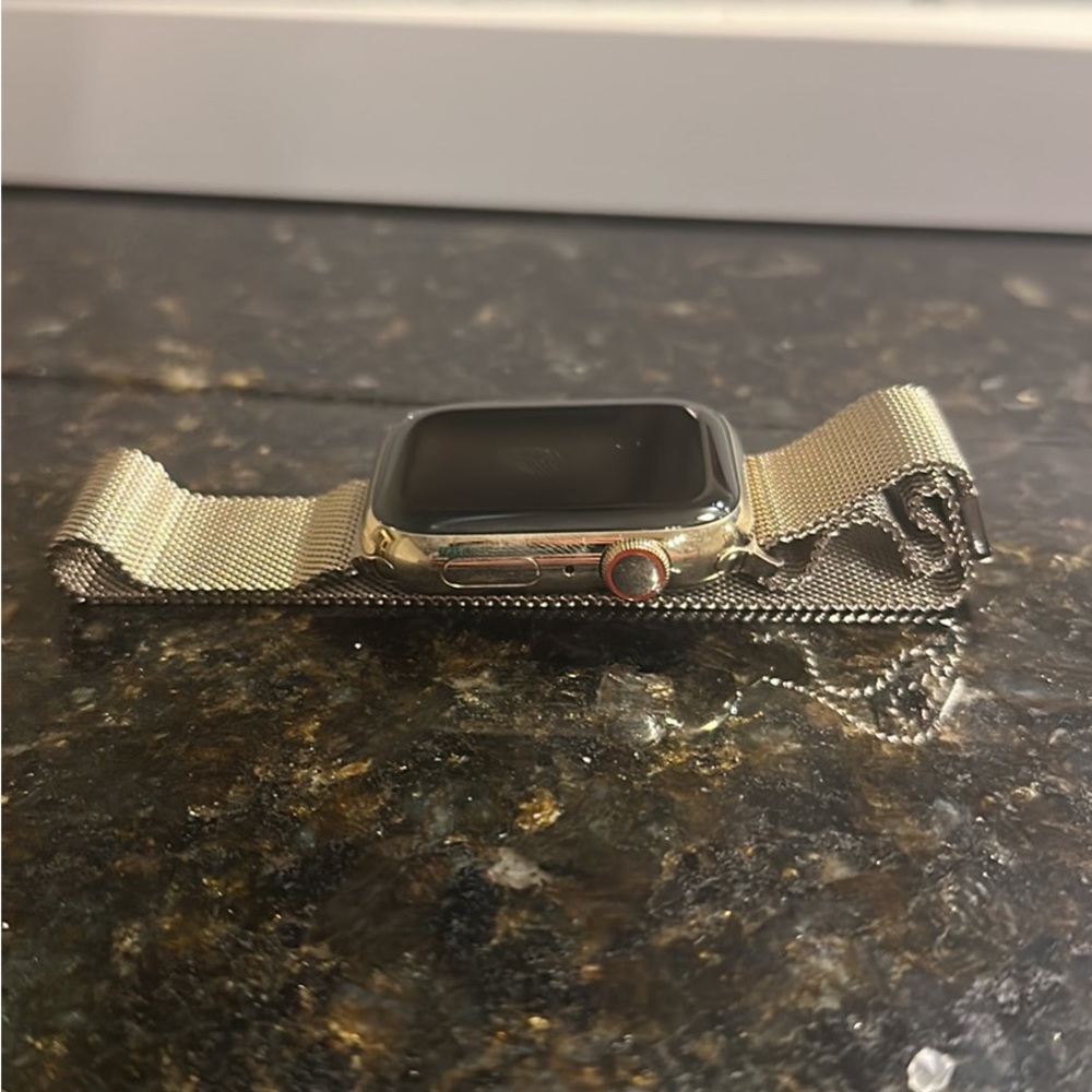 COPY - Series 8 Apple Watch in gold. Brand new!